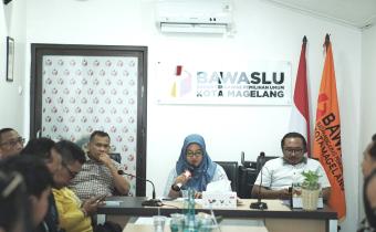 Bawaslu Kota Magelang menggelar rapat koordinasi pelaksanaan penertiban APK, Jum'at (1/11/2024).