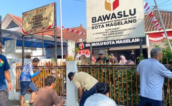 Bawaslu Kota Magelang mengadakan Jumat Berlian 2026 dalam bentuk Kerja Bakti