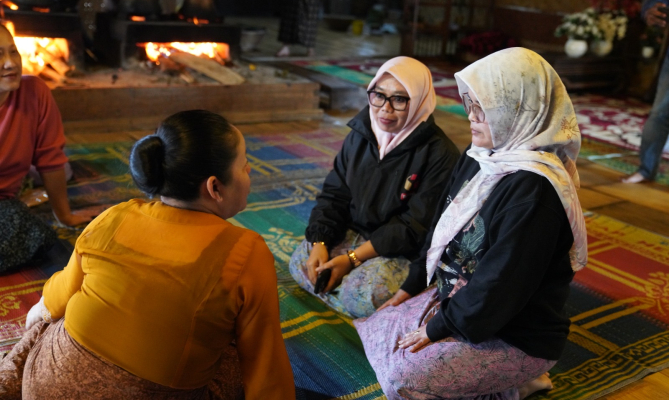 Anggota Bawaslu Lolly Suhenty (kanan) mengawasi uji petik coklit data pemilih Pemilihan 2024 di Kampung Adat Kasepuhan Gelar Alam Sukabumi, Sabtu (13/7/2024)/foto: Publikasi dan Pemberitaan Bawaslu