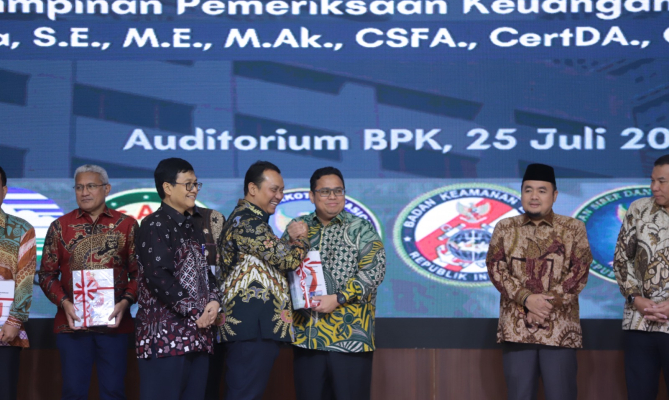 Ketua Bawaslu Rahmat Bagja (kanan) menerima sertifikat predikat WTP dari BPK di Jakarta, Kamis (25/7/2024)/foto: Publikasi dan Pemberitaan Bawaslu.