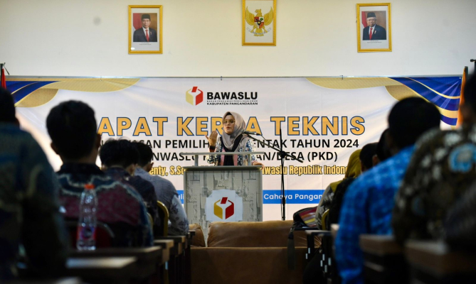 Anggota Bawaslu Lolly Suhenty dalam Rapat Kerja Teknis Pengawasan Pemilihan 2024 Bagi PKD se-Kabupaten Pangandaran, Rabu (24/7/2024).