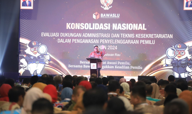 Ketua Bawaslu Rahmat Bagja memberikan arahan dalam Konsolidasi Nasional Evaluasi Dukungan Administrasi dan Teknis Kesekretariatan dalam Pengawasan Penyelenggaraan Pemilu 2024 di Batam, Rabu (24/7/2024)/foto: Publikasi dan Pemberitaan Bawaslu.