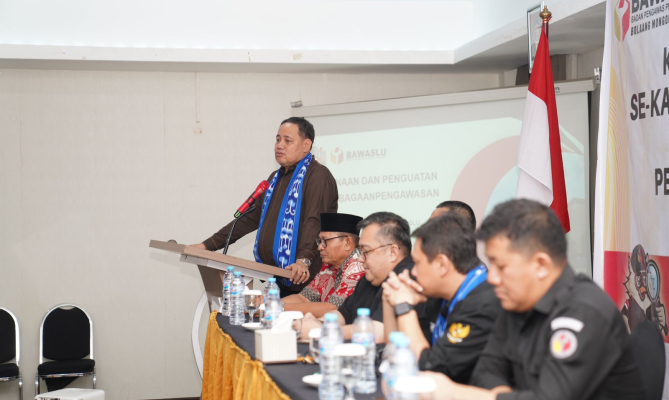 Anggota Bawaslu Herwyn JH Malonda dalam kegiatan Konsolidasi Pengawas Adhoc Se-Kabupaten Bolaang Mongodow Raya di Kotamobagu, Selasa (23/7/2024).