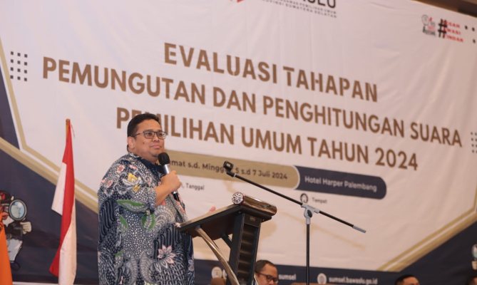 Ketua Bawaslu Rahmat Bagja saat menutup kegiatan Evaluasi Tahapan Pemungutan dan Penghitungan Suara Pemilu 2024 yang digelar Bawaslu Sumatera Selatan pada Sabtu (6/7/2024).