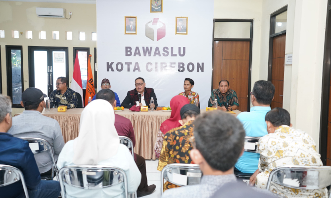 Anggota Bawaslu Herwyn JH Malonda saat memberikan arahan kepada Panwascam se-kota Cirebon, Sabtu (6/7/2024).