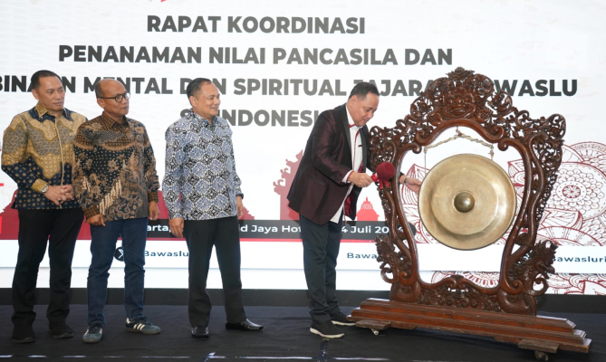 Anggota Bawaslu Herwyn JH Malonda memukul gong sebagai tanda dibukanya kegiatan Rapat Koordinasi Penanaman Nilai Pancasila dan Pembinaan Mental dan Spiritual Jajaran Bawaslu se-Indonesia, di Jakarta, Jumat (12/7/2024) malam/foto: Publikasi dan Pemberitaan Bawaslu