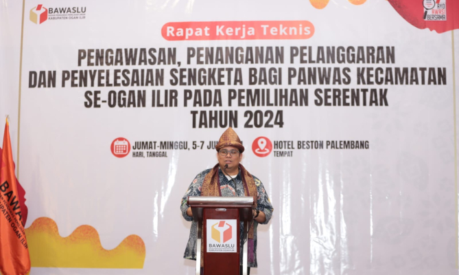Ketua Bawaslu Rahmat Bagja saat hadir dalam Rapat Kerja Teknis Pengawasan, Penanganan Pelanggaran, dan Penyelesaian Sengketa bagi Panwascam se-Ogan Ilir di Pemilihan 2024 pada Sabtu (6/7/2024).