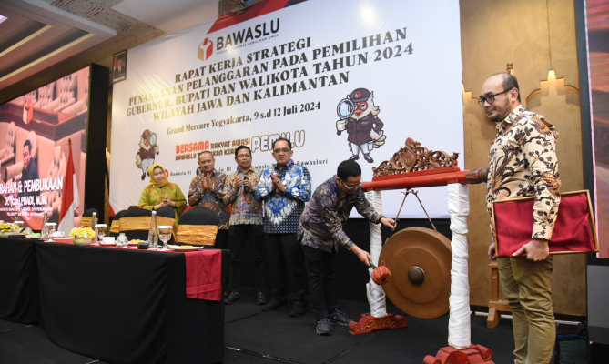 Anggota Bawaslu Puadi memukul gong sebagai tanda dibukanya Rapat Kerja Strategi Penanganan Pelanggaran pada Pemilihan 2024 Wilayah Jawa dan Kalimantan, di Yogyakarta, Selasa (9/7/2024)/foto: Publikasi dan Pemberitaan Bawaslu