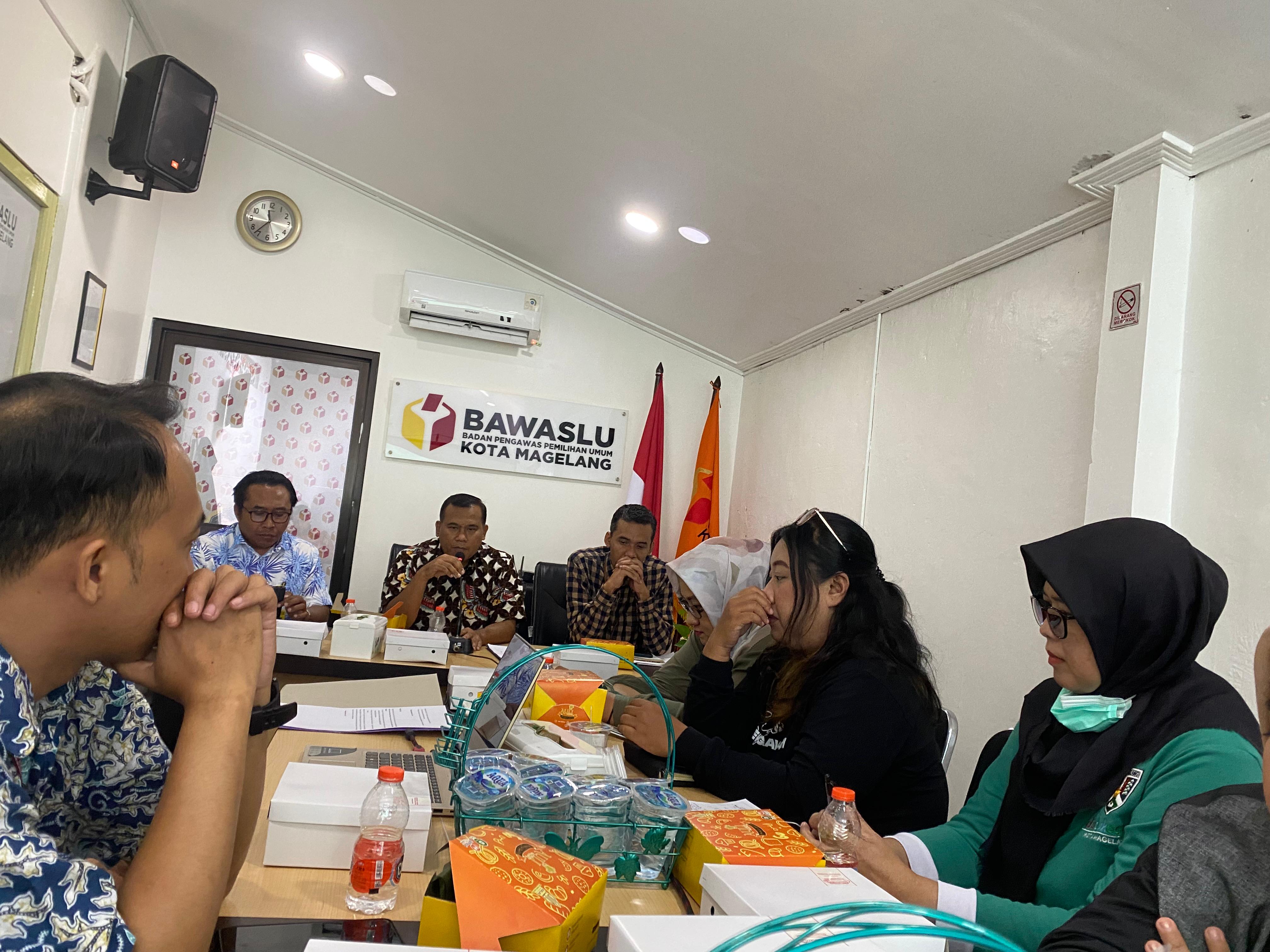 Rapat Koordinasi Pengawasan Pencocokan dan Penelitian Data Pemilih Pilkada 2024 Bersama KPU dan Dinas Perhubungan Kota Magelang