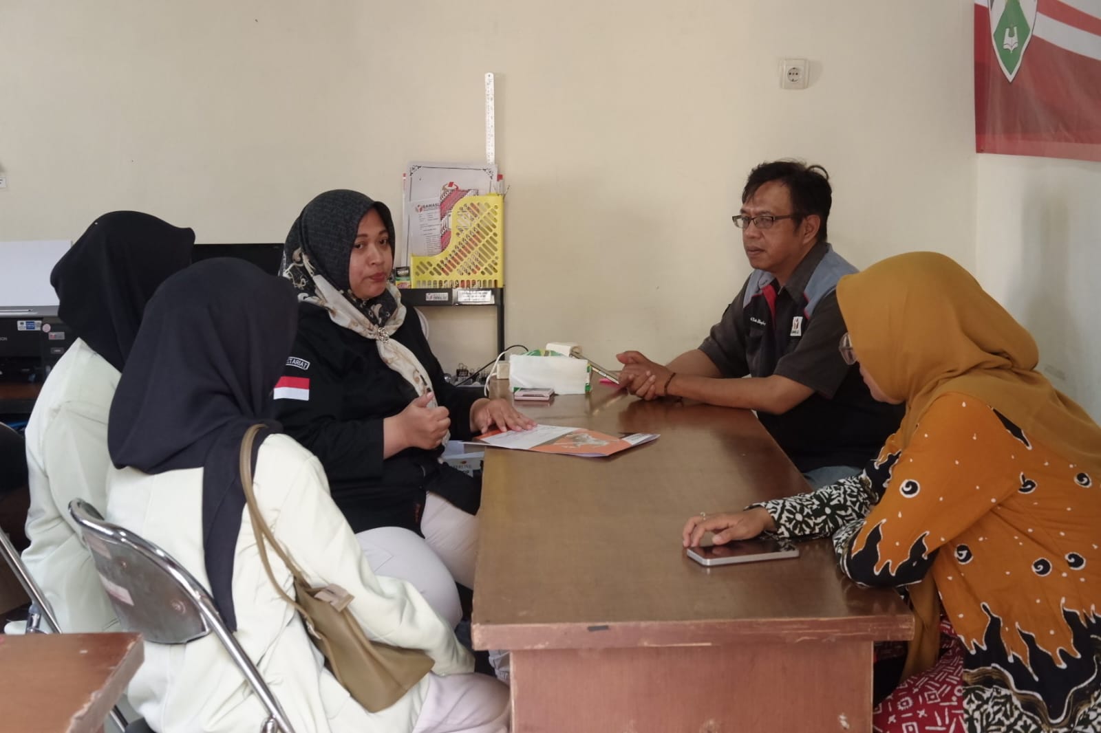 Serah Terima Mahasiswa Magang UIN Salatiga Kepada Sekretariat Panwaslu Kecamatan di Kota Magelang 