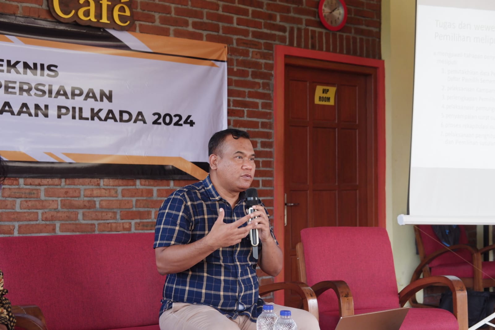 Ketua Bawaslu Kota Magelang Maludin Taufiq saat menjadi narasumber di acara apat Kerja Teknis Pengawasan Persiapan Penyelenggaraan Pilkada 2024 oleh Panwaslu Kecamatan Magelang Utara di Dacozta Cafe, Magelang, Rabu (10/7/2024)