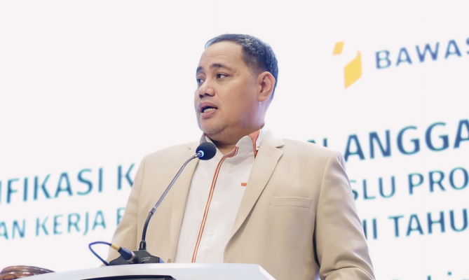 Anggota Bawaslu Herwyn JH Malonda memberi arahan dalam kegiatan Identifikasi Kebutuhan Anggaran Belanja Operasional pada Satuan Kerja Bawaslu, Bawaslu Provinsi dan Bawaslu Kabupaten/Kota pada Semester II Tahun Anggaran 2024, di Jakarta, Kamis (11/7/2024)/foto: Publikasi dan Pemberitaan Bawaslu