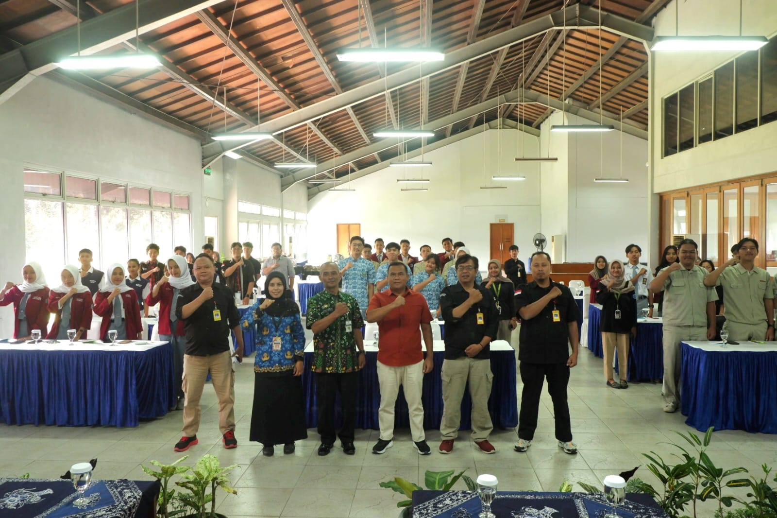 Ketua Bawaslu Kota Magelang Maludin Taufiq Berfoto Bersama Dengan Peserta Rapat Partisipatif di Borobudur Golf, Rabu (17/07/2024)