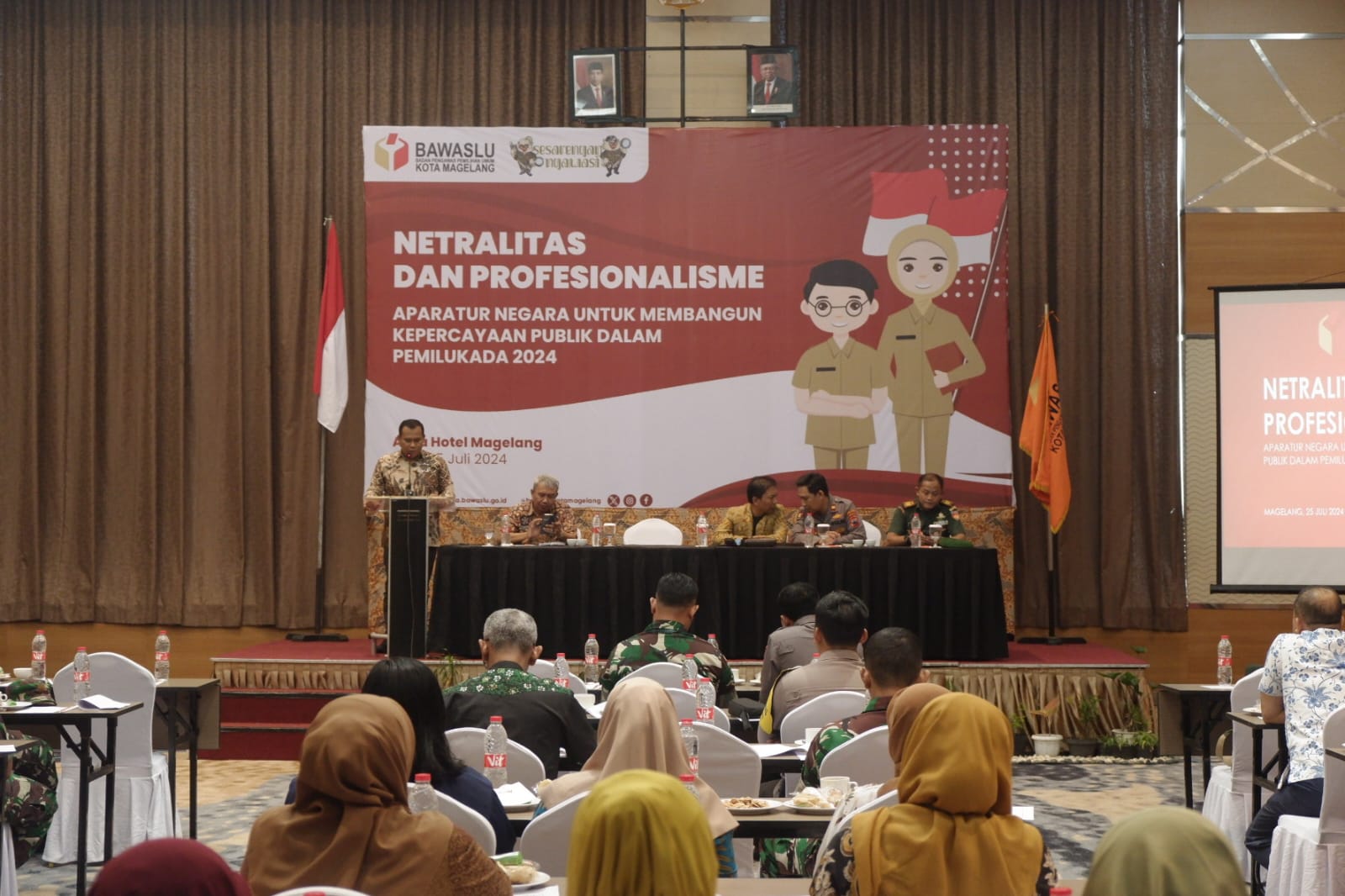 Ketua Bawaslu Kota Magelang Memberi Sambutan Serta Membuka Acara Sosialisasi Netralitas dan Profesionalisme Aparatur Negara untuk Membangun Kepercayaan Publik dalam Pemilukada 2024 di Hotel Atria, Kamis (25/0/2024)