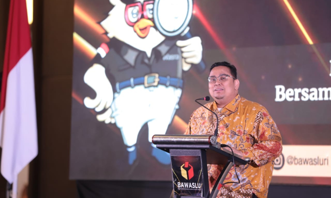 Ketua saat berinteraksi dengan peserta Konsolnas Evaluasi Dukungan Administrasi dan Teknis Kesekretariatan dalam Pengawasan Penyelenggaraan Pemilu Tahun 2024 Gelombang II pada Selasa (13/8/2024).