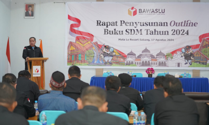 Anggota Bawaslu Herwyn JH Malonda memberikan arahan dalam Rapat Penyusunan Outline Buku 2024 di Sabang, Sabtu (17/8/2024)/foto: Publikasi dan Pemberitaan Bawaslu.