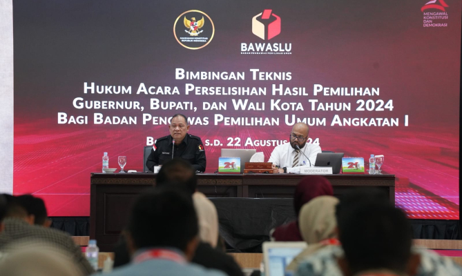 Anggota Bawaslu Totok Hariyono (kiri) saat menjadi narasumber Bimbingan Teknis Hukum Acara Perselisihan Hasil Pemilihan Gubernur, Bupati dan Wali Kota Tahun 2024 bagi Bawaslu Angkatan I, di Cisarua Kabupaten Bogor, Senin, (20/8/2024)/foto: Publikasi dan Pemberitaan Bawaslu.