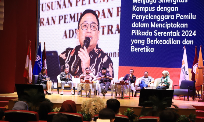 Anggota Bawaslu Puadi (ketiga dari kanan) menjadi pembicara dalam Seminar Nasional Iblam School of Law di Perpusnas RI, Jakarta, Jumat (2/8/2024)/foto: Publikasi dan Pemberitaan Bawaslu.