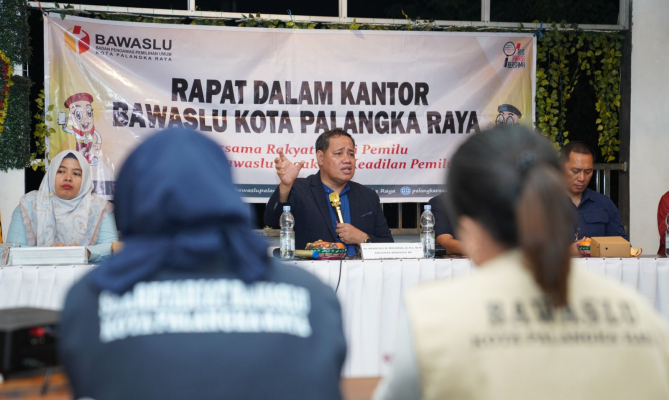 Anggota Bawaslu Herwyn JH Malonda dalam pertemuan dengan Panwascam Se-Palangka Raya di Palangka Raya, Kalimantan Tengah, Jumat malam (2/8/2024).