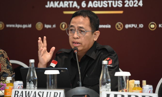 Anggota Bawaslu Puadi dalam Focus Group Discussion Pedoman Teknis Penyusunan Dokumen Hukum Penyelesaian Pelanggaran Asministrasi dan Sengketa dalam Pemilihan Serentak Tahun 2024 yang digelar KPU di Jakarta, Selasa (6/8/2024).