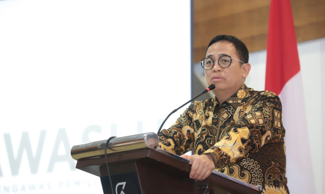 Anggota Bawaslu RI Puadi saat menutup kegiatan Penguatan Kapasitas Kelembagaan pada Pemilihan Kepala Daerah yang digelar Bawaslu Kalimantan Barat, Selasa (6/8/2024).