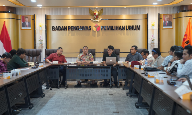 Anggota Bawaslu Totok Hariyono dalam Persiapan Sidang Pendahuluan PHPU Anggota DPR RI, DPRD Provinsi, DPRD Kabupaten/Kota Tahun 2024 Pasca Putusan MK di Ruang Rapat Bawaslu lantai 5, Jakarta, Kamis (8/8/2024).