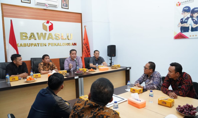 Anggota Bawaslu Herwyn JH Malonda didampingi Kepala Biro SDM dan Umum, Hengky Pramono dan Kepala Biro Keuangan dan Barang Milik Negara (BMN), Pekerti Luhur, memberikan arahan kepada jajaran panwascam di Kabupaten Pekalongan, Kamis, (15/8/2024).