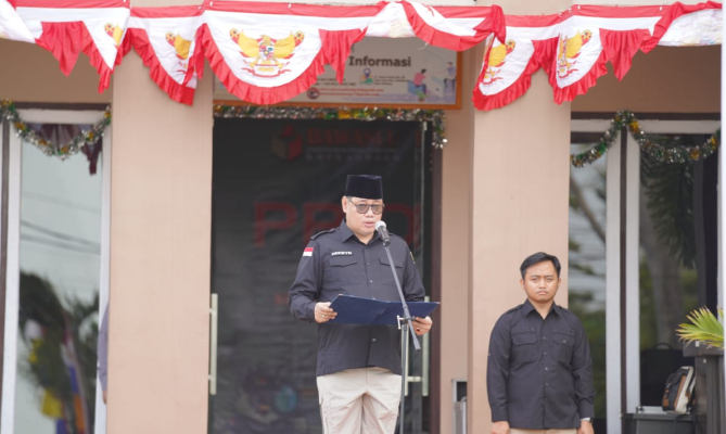 Anggota Bawaslu Herwyn JH Malonda saat menjadi pembina upacara di Kantor Panwaslih Kota Sabang, Sabtu (17/8/2024).