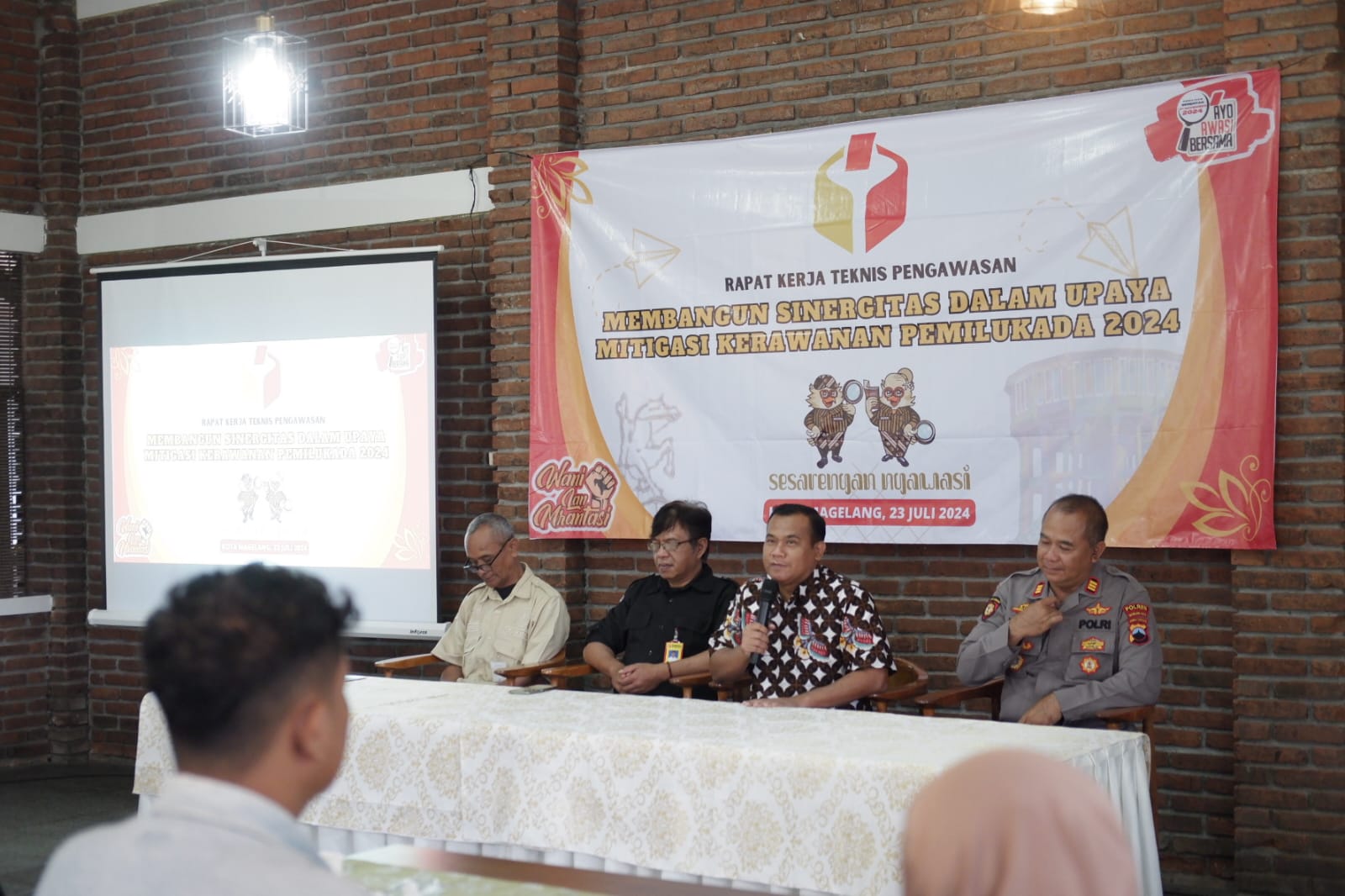 Ketua Bawaslu Kota Magelang ketika memberikan sambutan dalam acara Panwaslucam Magelang dengan tema Rapat Kerja Teknis Pengawasan Mebangun Sinergitas Dalam Upaya Mitigasi Kerawanan Pemilihan 2024, Selasa (23/07/2024)