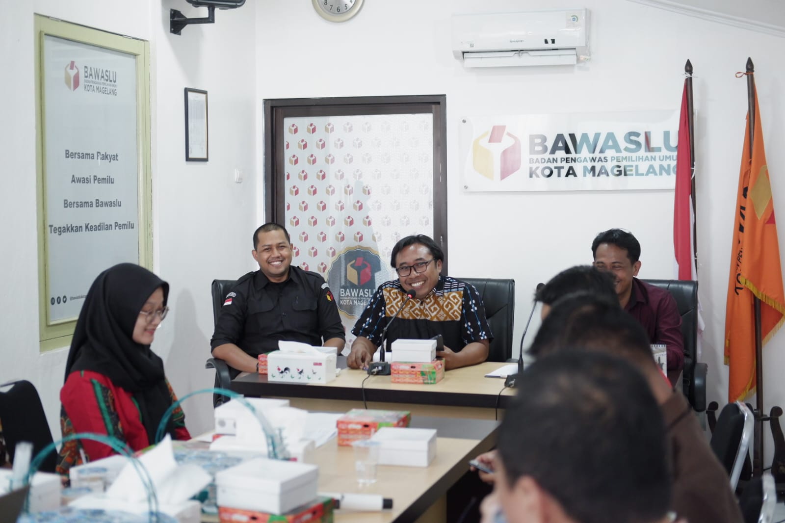 Bapak Abdul Qohir Zakaria saat memaparkan materi dalam rapat koordinasi Sentra Gakkumdu, Selasa (23/07/2024)