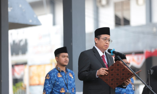 Anggota Bawaslu Puadi saat menjadi inspektur upacara peringatan Hari Ulang Taun Ke-79 Kemerdekaan Republik Indonesia di Pekanbaru