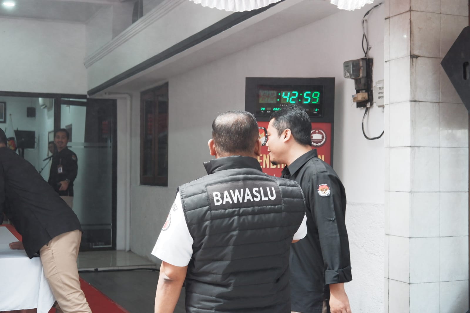 Ketua Bawaslu Magelang memantau persiapan pendaftaran bakal calon Wali Kota Magelang Tahun 2024 di Sekretariat KPU Kota Magelang, Selasa (27/08/2024).