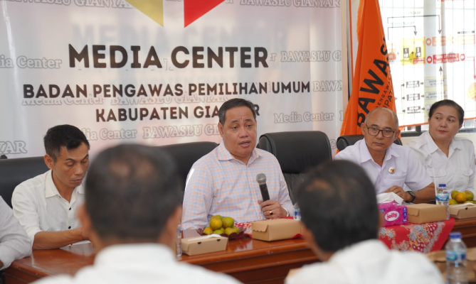 Anggota Bawaslu Herwyn JH Malonda saat memberikan arahan kepada Panwascam di Kabupaten Gianyar- Bali, Rabu (31/7/2024).