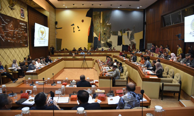 Suasana RDP antara Komisi II DPR RI dengan Bawaslu, KPU, DKPP, dan Pemerintah di Gedung DPR/MPR RI Senayan, Jakarta, Minggu (25/8/2024)/foto: Publikasi dan Pemberitaan Bawaslu
