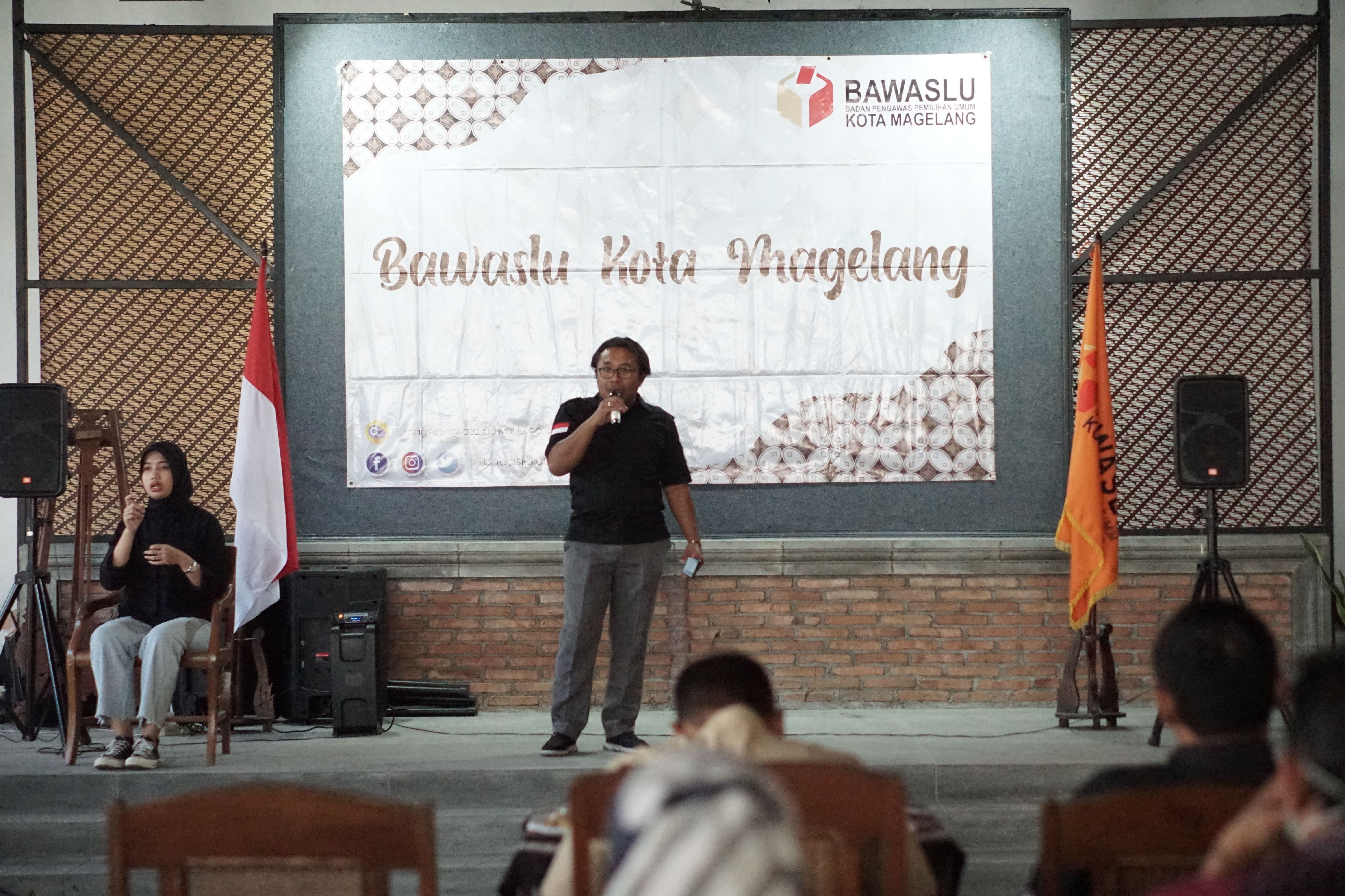 Anggota Bawaslu Kota Magelang Abdul Qohir Zakaria menyampaikan materi dalam acara Fasilitasi Penguatan Pemahaman Kepemiluan dengan tema Membangun Semangat Partisipasi Pengawasan Pada Pemilihan Serentak Tahun 2024 di Kota Magelang, Selasa (03/09/2024)