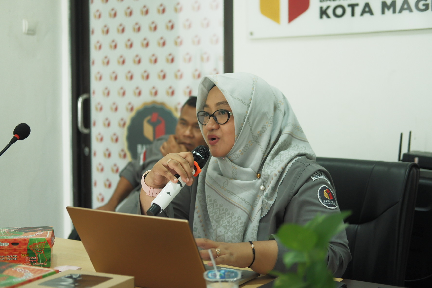 Anggota Bawaslu Kota Magelang Sylvia Ayu ketika membedah Regulasi PKPU No. 13 bersama Panwascam di Kantor Sekretariat Bawaslu Kota Magelang, Senin (22/09/2024).