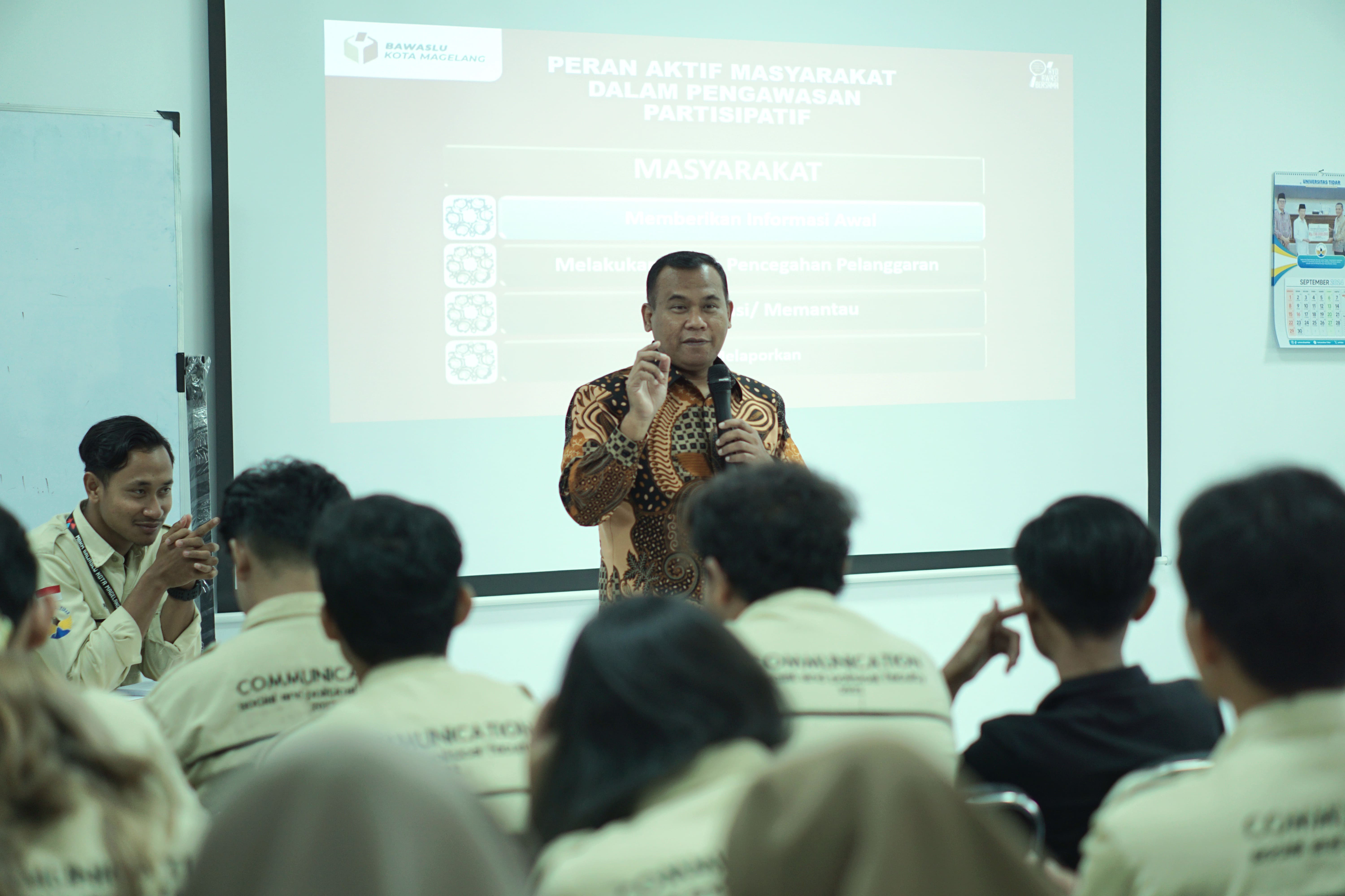 Ketua Bawaslu Kota Magelang Maludin Taufiq ketika memberikan materi dalam kegiatan Bawaslu Goes To School di Universitas Tidar Magelang, Kamis (26/9/2024).