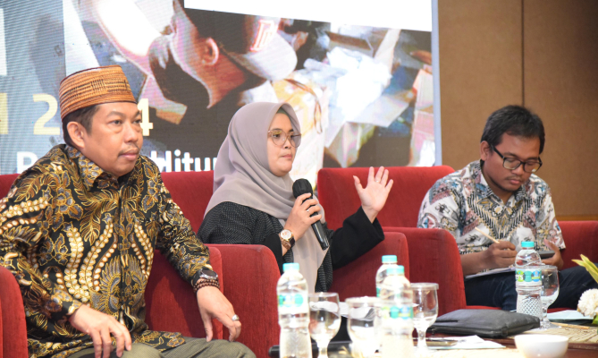 Anggota Bawaslu Lolly Suhenty (tengah) menjadi nara sumber Dialog Nasional Keagamaan dan Kebangsaan bertemakan Pengarusutamaan Moderasi Beragama, di Jakarta, Kamis (29/8/2024)/foto: Publikasi dan Pemberitaan Bawaslu.