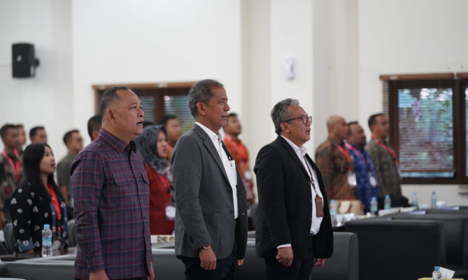 Anggota Bawaslu Totok Hariyono bersama Wakil Ketua MK Saldi Isra saat menghadiri Bimbingan Teknis Hukum Acara Perselisihan Hasil Pemilihan Gubernur, Bupati, dan Wali Kota bagi Bawaslu tahun 2024 angkatan II di Bogor, Selasa (3/9/2024).