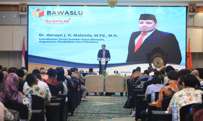 Anggota Bawaslu Herwyn JH Malonda dalam Rapat Integrasi Serta Validasi Data Pengawas Pemilu Ad Hoc Pada Pemilu Serentak Tahun 2024 Gelombang I di Jakarta, Rabu (21/8/2024).