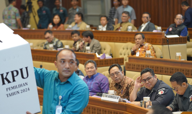Suasana Rapat Dengar Pendapat KPU, DKPP, DPR, dan Kemendagri di Ruang Sidang Komisi II DPR RI, Senin (26/8/2024). Foto: Publikasi dan Pemberitaan Bawaslu RI
