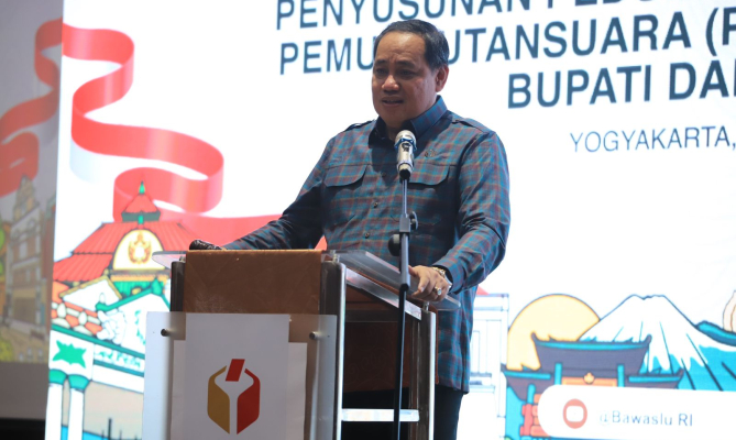 Anggota Bawaslu Herwyn JH Malonda berikan arahan dalam Rakor Penyusunan Pedoman Pembentukan PTPS dalam Pemilihan Gubernur, Bupati dan Walikota Tahun 2024 di Yogyakarta, Sabtu malam (31/8/2024). Foto: Publikasi dan Pemberitaan Bawaslu RI