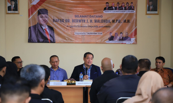 Anggota Bawaslu Herwyn JH Malonda di Kantor Bawaslu Kota Yogyakarta, Minggu (1/9/2024).