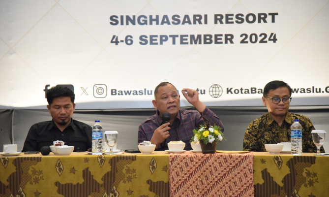 Anggota Bawaslu Totok Hariyono dalam Rapat Kerja Teknis Penanganan Pelanggaran dan Penyelesaian Sengketa Pemilu di Kota Batu, Kamis (5/9/2024)