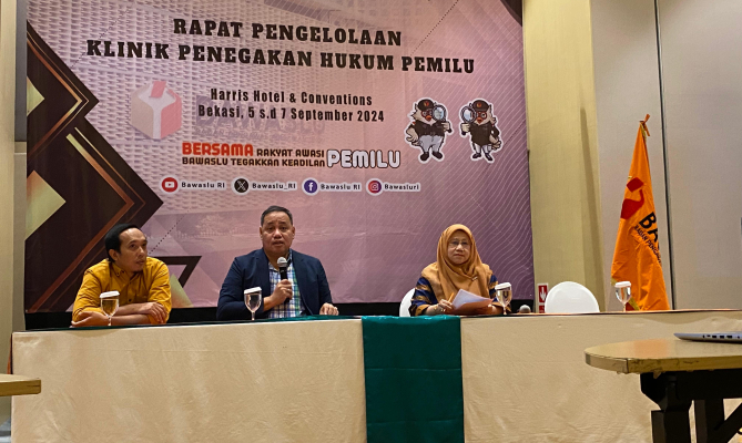 Anggota Bawaslu Herwyn JH Melinda saat membuka Rapat Pengelolaan Klinik Penegakan Hukum Pemilu yang berlangsung di Bekasi, Kamis (5/9/2024)