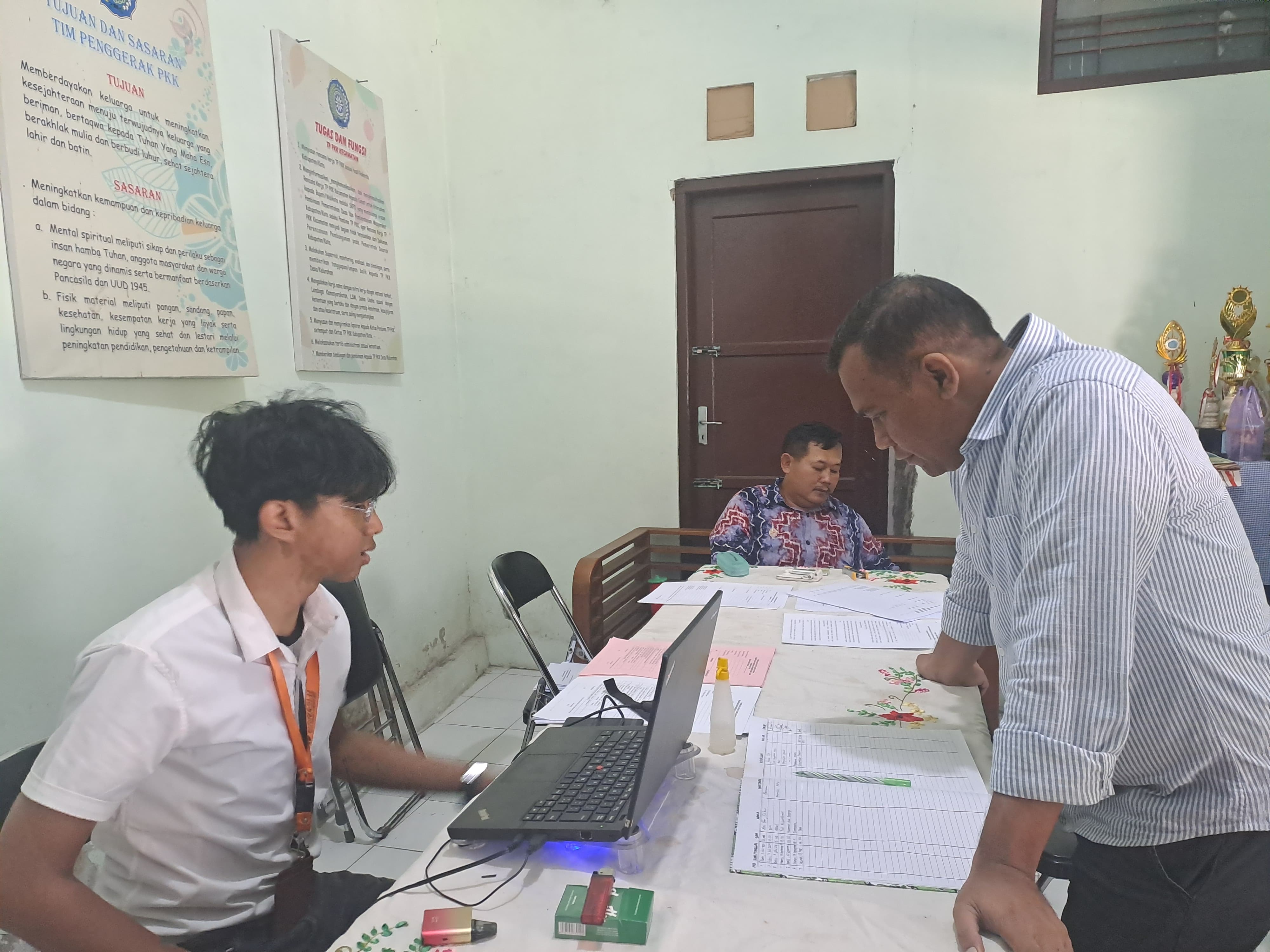 Ketua Bawaslu Kota Magelang Maludin Taufiq ketika melakukan monitoring di Kecamatan Magelang Utara, Selasa (17/09/2024).