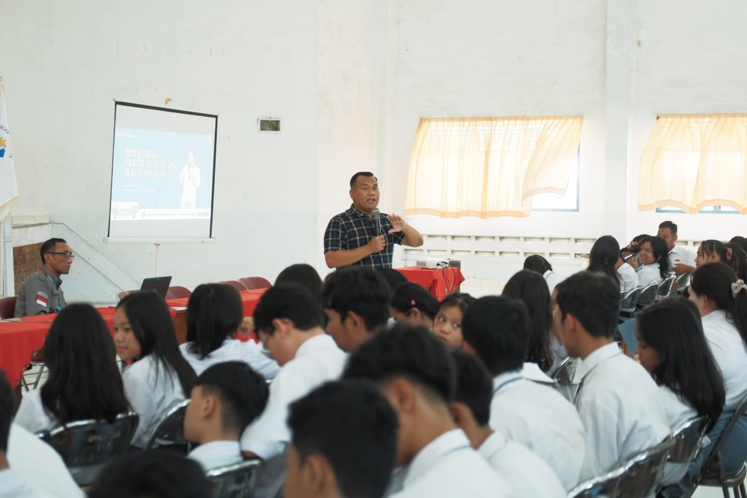Ketua Bawaslu Kota Magelang mensosialisasikan terkait pendidikan politik serta tugas dan fungsi Bawaslu kepada pemilih pemula di SMK X Pius, Senin (02/09/2024).