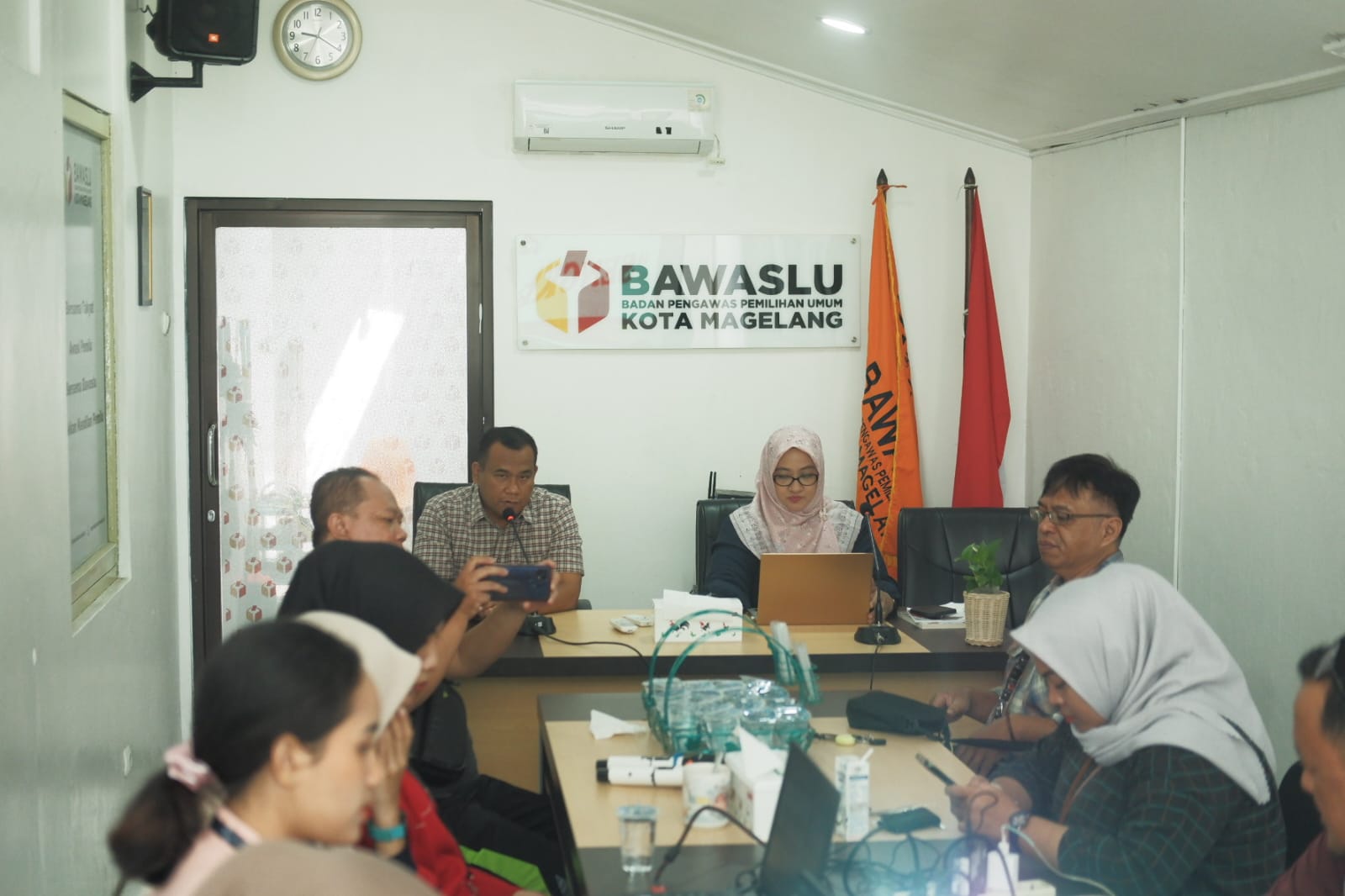 Bawaslu Kota Magelang gelar Rapat Koordinasi Penyelesaian Sengketa Antar Peserta Pilkada yang dihadiri oleh Panwaslu Kecamatan se- Kota Magelang beserta staf di Ruang Rapat Sekretariat Bawaslu Kota Magelang, Jum’at (27/09/2024).