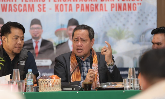 Anggota Bawaslu Herwyn JH Malonda memberikan arahan kepada jajaran Panwascam Se-Kota Pangkalpinang di Kantor Bawaslu Pangkalpinang, Jumat (30/8/2024)/foto: Publikasi dan Pemberitaan Bawaslu.