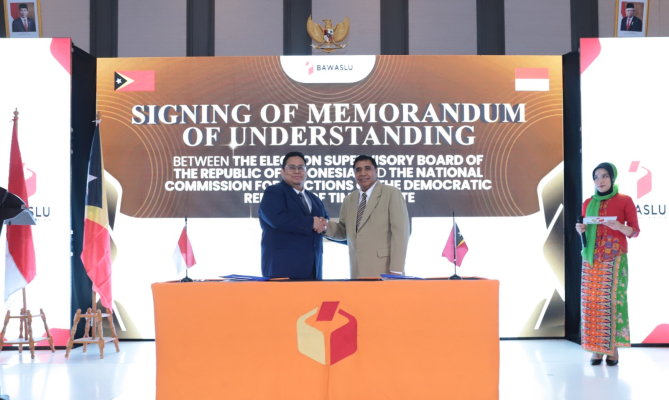 Ketua Bawaslu Rahmat Bagja (kiri) berjabattangan dengan Presiden CNE Republik Demokratik Timor-Leste Jose Agostinho da Costa Belo Pererira (kanan) dalam acara Penandatanganan Kerja Sama dengan CNE Republik Demokratik Timor-Leste di Jakarta, Rabu (18/9/2024)/foto: Publikasi dan Pemberitaan Bawaslu.